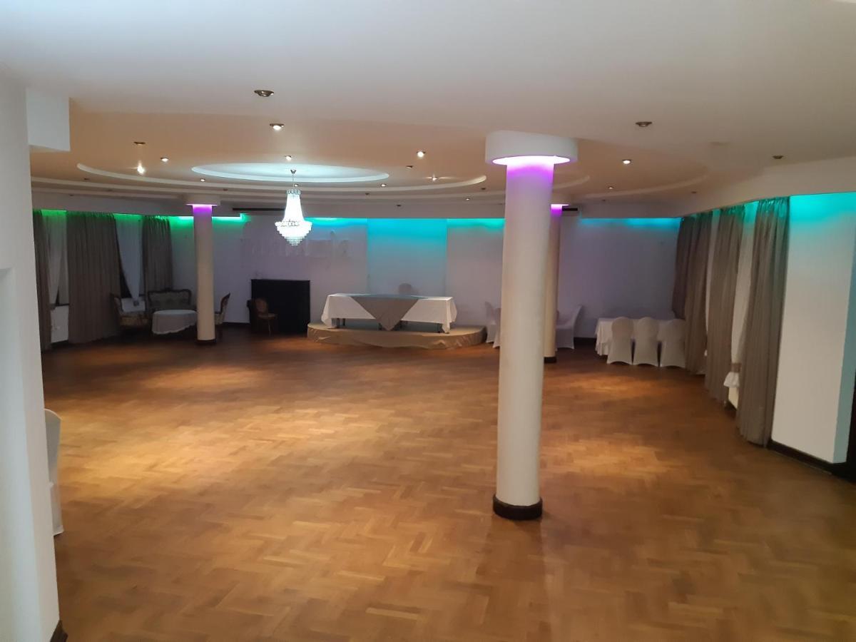 Fantazja - Restauracja I Noclegi Radom Buitenkant foto